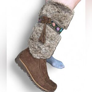 Brown Fur-Trimmed Boots with Embroidered Floral Band